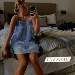 Klänning  - Blå skön klänning, knappt använd. Säljer för 200kr frakt 77kr, fraktar endast! 💕 skriv privat vid frågor 