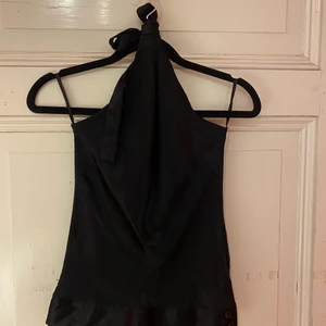 Topp vero moda - Jättesöt satintopp med öppen rygg från vero moda. Knyts runt halsen, storlek XS. Köpt second hand