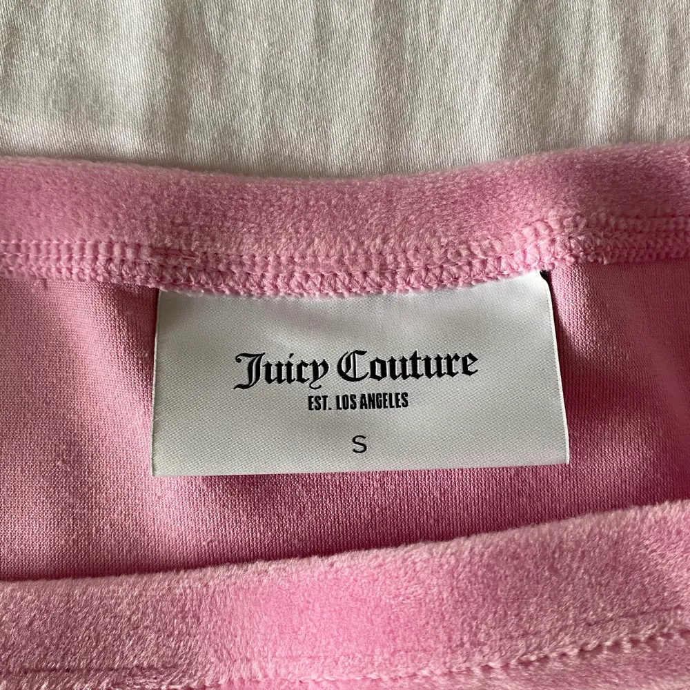 Topp från Juicy Couture! Endast provad hemma ett par gånger men kommer ej till användning så säljer den därför nu. Toppar.