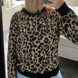 Leopardmönstrad stickad tröja i bra skick, köparen står för frakt ❤️