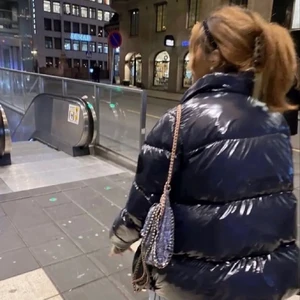 Pufferjacka - trendig mörkblå glansig pufferjacka, storlek XS, sitter oversized, helt ny💕 Obs första bilden är lånad och jackan på bilden är inte samma men liknande