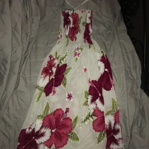 Halloween Hawaii  - Jättefin skön Hawaii klänning, perfekt för halloween👻 överdelen är extremt stretchig så passar xs-m.🌸