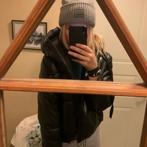 Vinterjacka i ”skinn” - Säljer denna vinterjacka i ”skinn” som är köpt här på Plick! Strl s❤️‍🔥❤️‍🔥BUDA