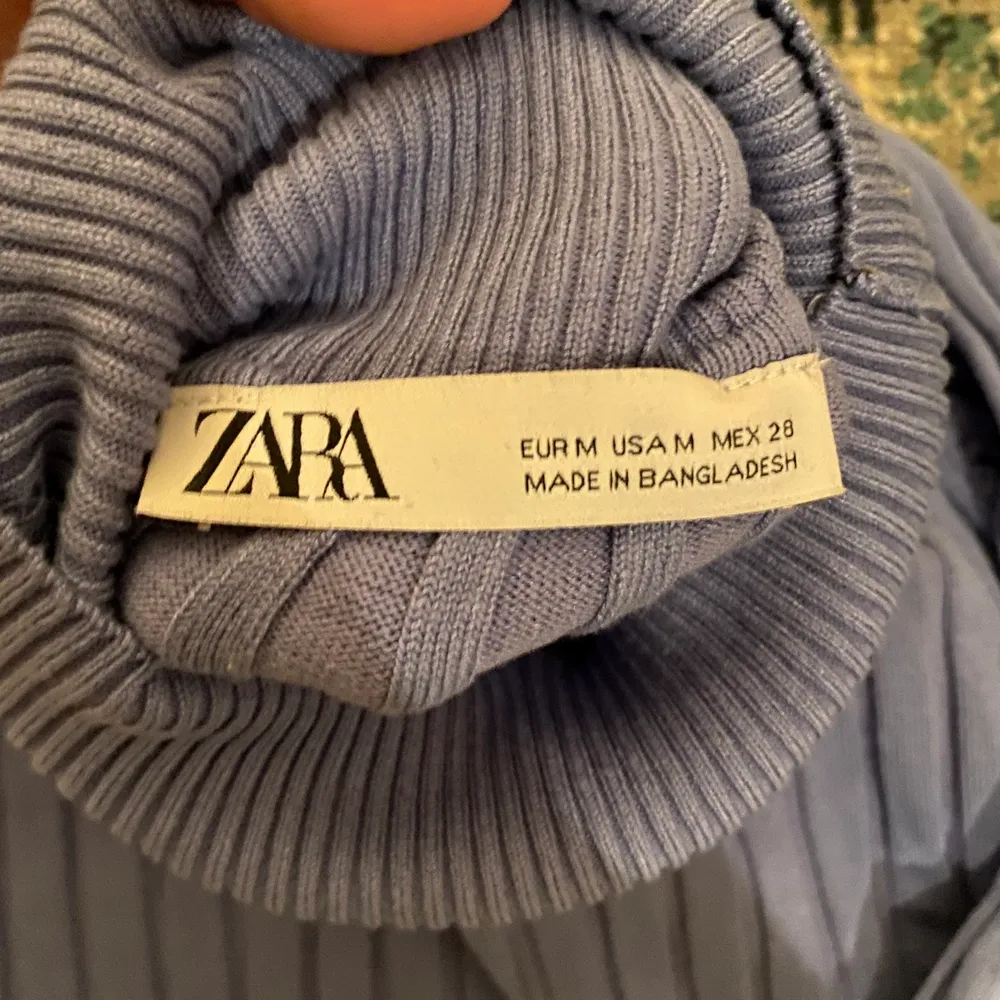 Jättefin ribbad tröja med turtleneck. Nästan oanvänd i storlek M men sitter även bra på S. Den är i en fin lila färg och kommer från Zara. . Tröjor & Koftor.