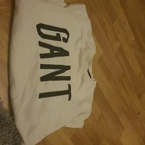 Vitt gant sweatshirt  - Detta är en vitt gant sweatshirt i storlek M men den är mer som xs/s använd ca 10 gånger köpt för ungefär 1000 kr säljer för 120 kr 