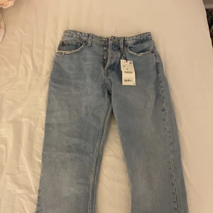 Mid rise jeans  - Säljer dessa populära jeans från Zara då jag köpte fel storlek. Jättefina och helt oanvända då dom är fel storlek. Lappen är kvar. Skriv dm om du är intresserad💕
