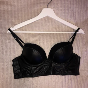 Topp - Jag säljer min topp från H&M. Aldrig använt. storlek S pris 100kr utan frakt.