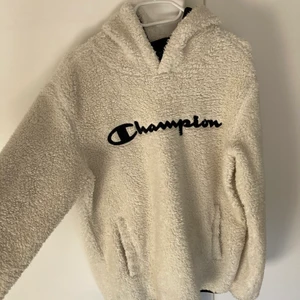 Champion Hoodie - Sjukt skön hoodie från Champion. Tyvärr blivit för liten. Köpt för 699 säljer för 350
