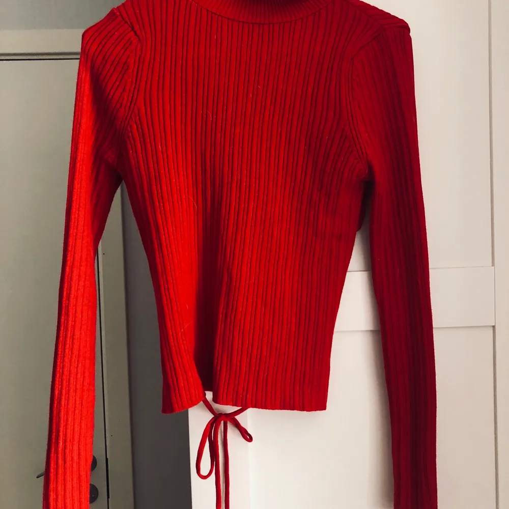 En fin röd långärmad tröja med öppen rygg. En väldigt fin tröja, inköpt på asos. Använd en gång. Storlek 38/M. Tröjor & Koftor.