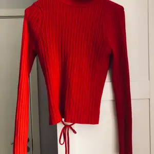 En fin röd långärmad tröja med öppen rygg. En väldigt fin tröja, inköpt på asos. Använd en gång. Storlek 38/M