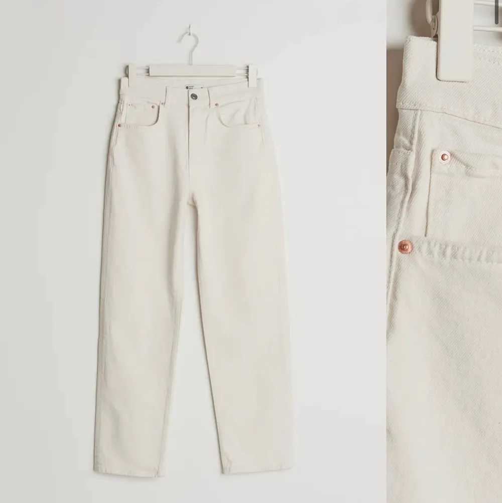 Vita/beige högmidjade jeans, perfekt i längden för mig som är 167cm och sitter bra i midjan, använda ett par gånger men är i nyskick. Nypris 600kr. Jeans & Byxor.