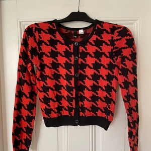 Tröja/kofta  - En rutig kofta/tröja i storlek 38, men jag som normalt är en 36:a kan ha den utan problem! Relativt oanvänd och köpt på hm!😊 hör av dig vid frågor!