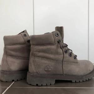 Timberlandkängor - Superfina skor från Timberland i storlek 37, en väldigt fin grå/brun färg. Säljer pga att de är för små för mig🥰  Toppskick, knappt använda. Nypris 1050kr.