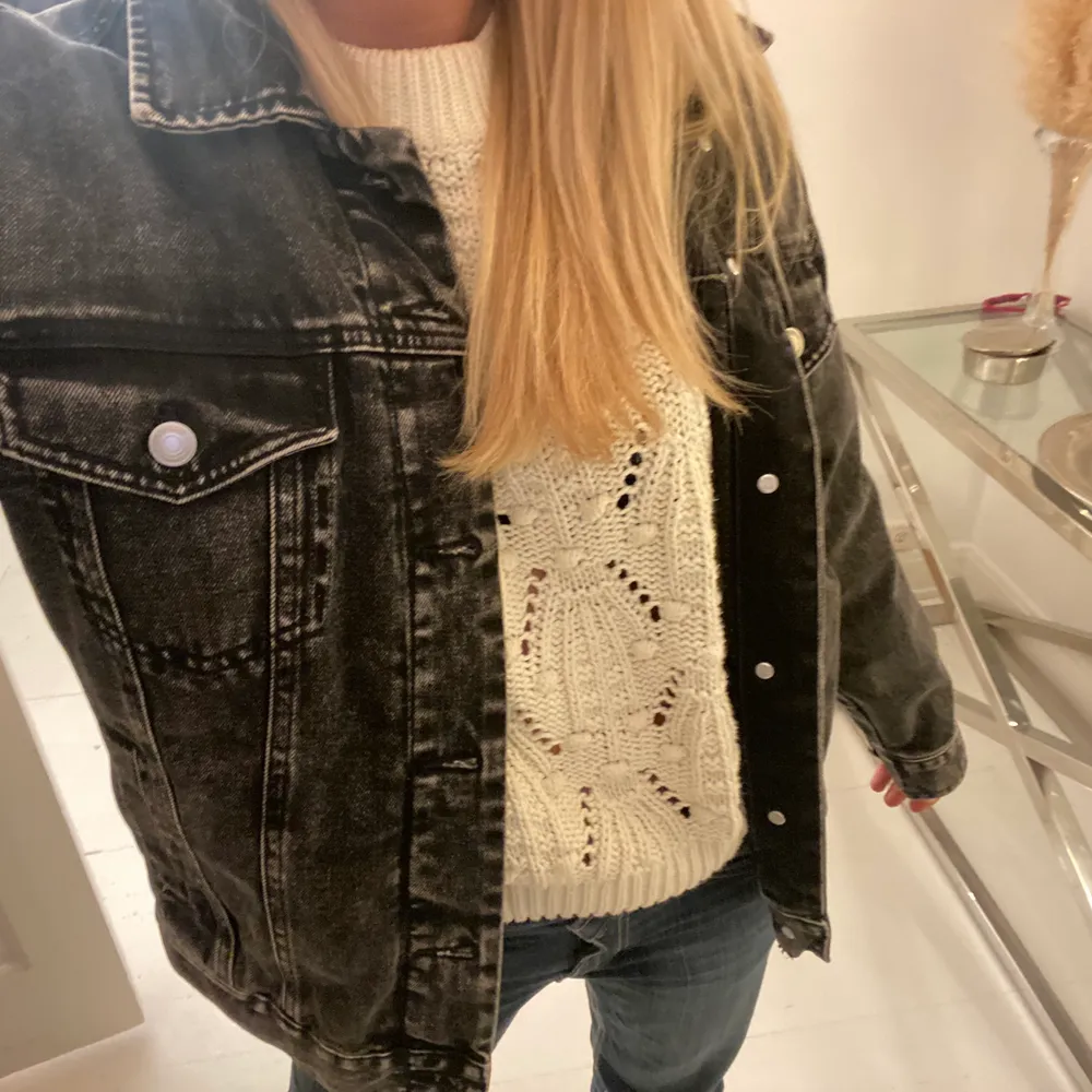 Svart/grå jeans jacka i storlek xs.  i väldigt bra skick💖. Jackor.