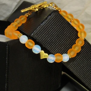 Armband  - Handgjort armband av högkvalité material. Guldfärgade detaljer och opalite halvädelstenar. Opalite sägs ha läkande och meditativa egenskaper. Frakt ingår. 
