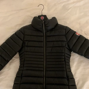 Colmar jacka - Svart colmar jacka i storlek 160 jag hade sagt att det motsvarar XS i dam storlek. Jackan är använd typ 5 gånger om ens det därför är jackan i superbra skick. Jackan är köpt från kidsbrandstore. Säljer jackan pågrund av att den kommer inte till användning. Nypriset var 3499kr men jag säljer den för 2000kr. Men pris kan diskuteras. 