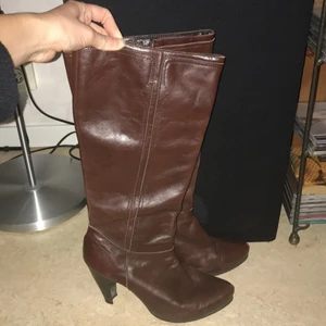 Boots  - Här har vi ett par riktigt söta boots, storlek 38/39. Dem är i vinrött ”skinn” (osäker på om de e äkta eller inte), super bekväma med en klack på 6 cm. Säljer pågrund av att jag inte använder dem längre