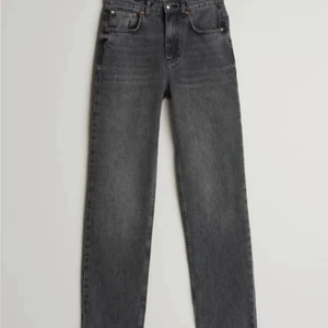 Gråa jeans - Super fina jeans från Gina i storlek S, helt oanvända då de tyvärr var för stora för mig. Jag är 172cm lång och de är perfekta i längden. Nypris: 599kr, mitt pris: 299kr inklusive frakt🤎