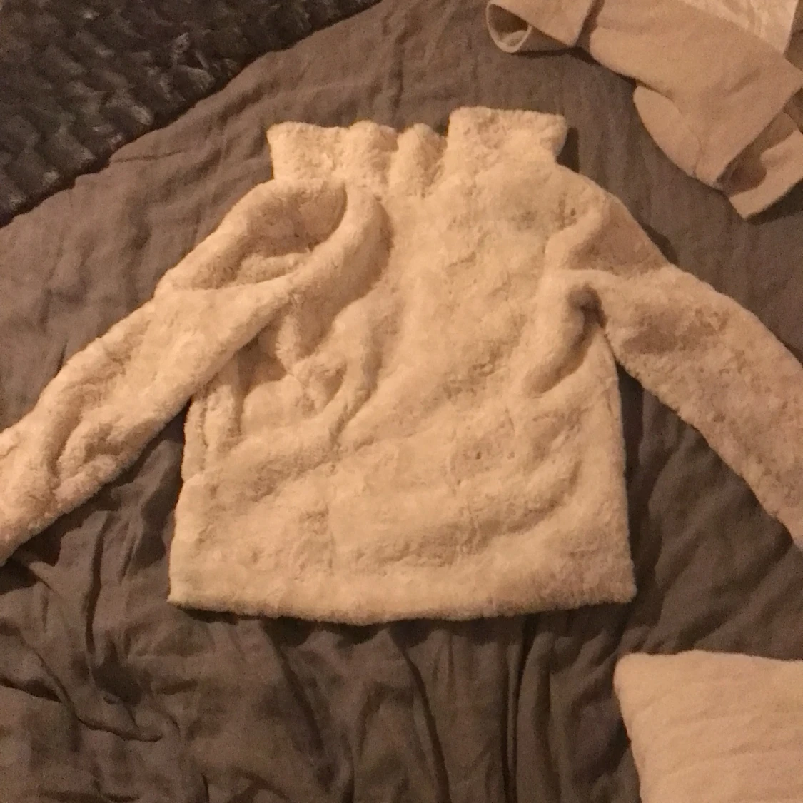 En vit pälsig jacka med knappar  - 90