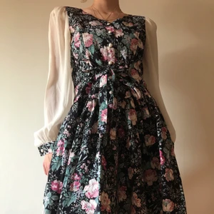 Vintage blommig klänning - Sötaste vintage-klänningen med äkta cottagecore-känsla! Av märket D.B.Y. Ltd, köpt på Beyond Retro. Passar som en S, slutar precis över knät på mig som är 168 cm lång. Klänningen har midjeband som kan knytas både fram och bak 🌸🌱  Bara att kontakta mig om du har några fler frågor om plagget! 