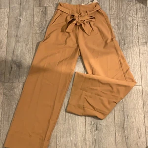 Byxor  - Säljer mina byxor från NELLY i strl 34 (XS) pga att jag inte har någon användning av dem. Använts endast 1 gång alltså är byxorna i väldigt bra skick. 💖