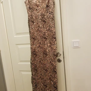 Klänning  - Vacker klänning perfekt till festligheter och bröllop!