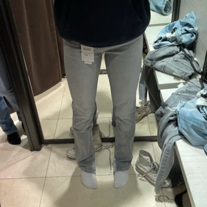 Grå zara jeans - Säljer dehär skitsnygga grå zara jeansen med slits där nere!!! De är i storlek 38 men skulle säga att de är små i storleken, för såhär sitter de på mig som är en 34/36! Jag är 167! Endast använda 2 gånger så i perfekt skick! Om ni är intresserade är det bara att skriva privat samt om ni vill ha fler bilder!💗😇 