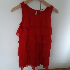 Röd klänning!  - Röd klänning som används 1 gång :) , perfekt skick och passar till halloween! Storlek 170 så ungefär s-m.