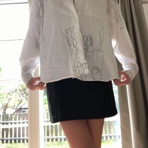 Zara overzied skjorta  - Jag är storlek 34. Det är en storlek 34. Men passar större storlekar. 