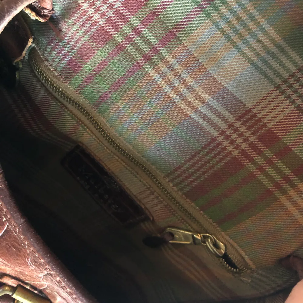 Vintage Mulberry väska i mörkbrunt läder, väskan har inga deffekter på utsidan, endast lite nopprig på insidan men inget som syns och inga hål eller liknande. Har en sifferkod som visar att den är äkta, fråga om du vill ha den.. Väskor.