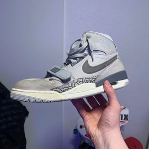 Jordan 312 Legacy Grey - Säljer pågrund av att jag inte använder. Riktigt snygga med baggy jeans. Nya på Stock X kostar dem 2000kr. Dem har några täcken på användning men är ändå i riktig bra skick. Har inte lådan men skicka i annan låda.