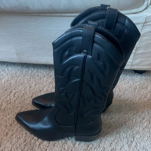 Cowboy boots - Säljer mina superfina Cowboy boots då dem är för stora. I storlek 41 men dem är små i storleken så passar en 40.