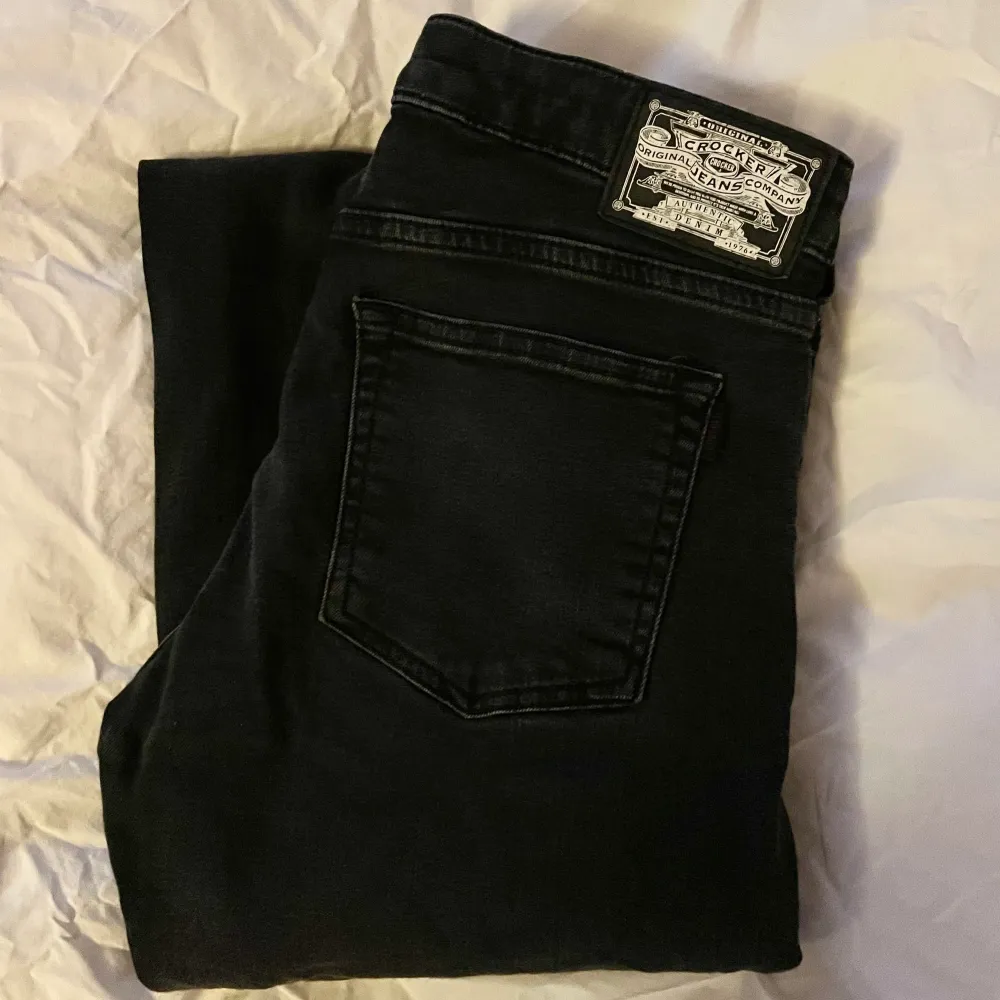 Lågmidjade jeans i färgen grå. Sitter superfint på.   Storlek 26/32 🖤🖤. Jeans & Byxor.
