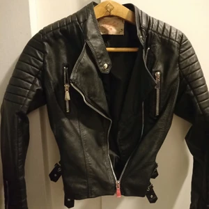 "Skinn" jacka, bikermodell - Fint, använt, skick. Inget att anmärka på. Strl 38, men liten så snarare en 34/36. Skickas mot fraktkostnad eller hämtas i Linköping.