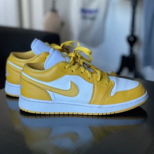Nike Jordan  - Säljer mina Nike Air Jordan 1 Low som enbart är använda ett fåtal gånger.  900kr eller rimligt bud. Storlek 40 ☺️ 