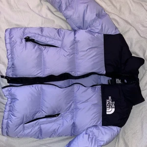 Lila northface jacka💗 - Säljer min sååå fina northface puffer i färgen sweet lavender💗 slutsåld på hemsidan💗 superfint skick, nästan aldrig använd! Strlk large i barnstorlek ( youth ) vilket motsvarar ungefär 150-158 cm💗 köperaren står för frakt! Kontakta gärna mig vid frågor! Passar perfekt nu till er som ska åka skidor på påsklovet💗 nypris: 2799