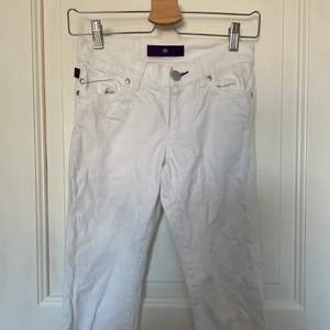 Äkta vita jeans från Victoria Beckham, nypris någonstans mellan ca 4000 som ni ser från bild 3. Bra skick! <3 