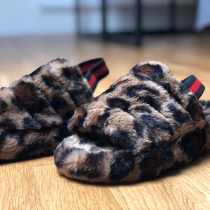 Tofflor  - Helt nya och oanvända tofflor. Finns i storlekarna 38 (24cm), 39 (25cm) och 40 (26cm). Det ingår även en enklare påse i svart/vitt som är perfekt om tofflorna är en gåva eller bara för förvaring. Fraktkostnad på 57kr tillkommer.