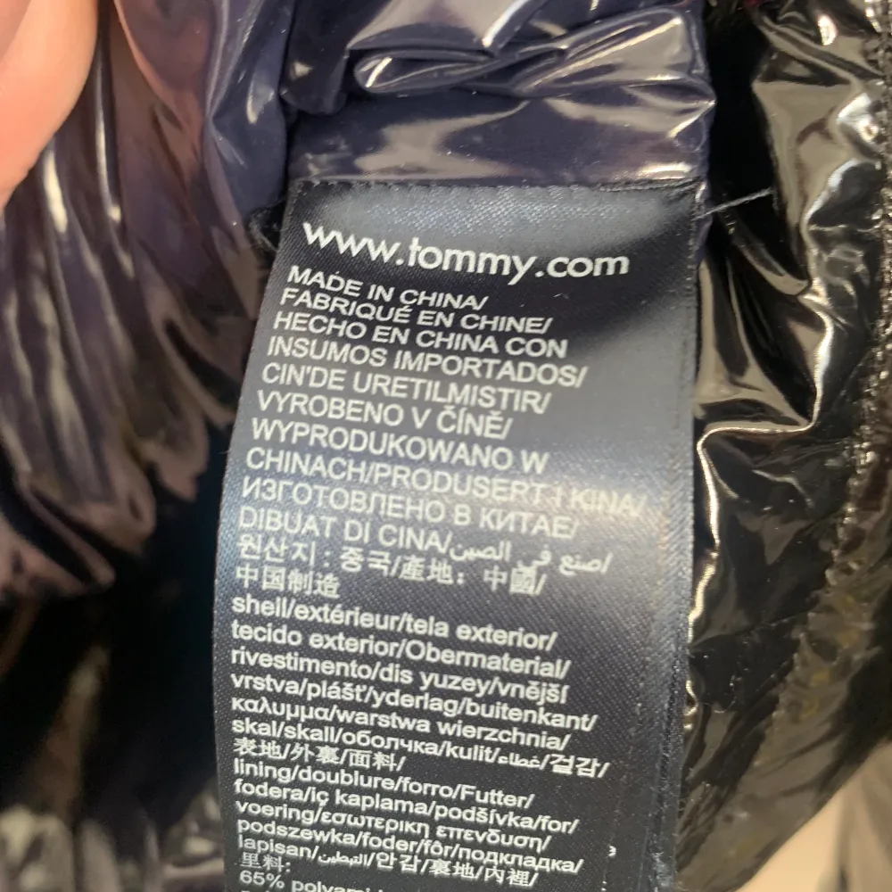 Tommy Hilfigers trendiga jacka ”High gloss down puffer jacket” mörkblå i storlek S!💙 Säljer eftersom den är för liten för mig (kan alltså inte skicka bild på). !!ENDAST ANVÄND 5 GÅNGER!! NYPRIS: 3500kr, MITT PRIS: 1500kr. Takit.
