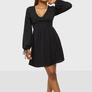 Satin klänning - Satin klänning med korset. Oanvänd pågrund av att den är för liten. Ser precis likadan ut som på bilderna. Ordinarie pris 499. Storlek 38, slut på hemsidan. 