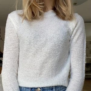H&M stickad tröja - Stl xs. Vit stickad tröja i bra skick. :)