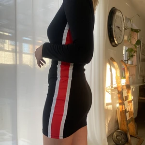 Klänning med långa ärmar - Super fin kvällsklänning med röda o vita detaljer. Jag är 172cm.