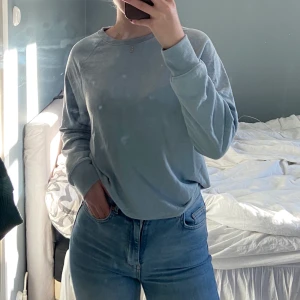 Sweatshirt från h&m - Helt oanvänd sweatshirt från H&M i storlek M. prislapp finns kvar ( ord pris är 149kr). Jättefin och härlig blå färg och underbart material.
