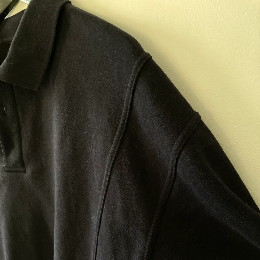 En nästan helt ny mörkblå oversized sweatshirt med polokrage. Den har två detalj sömmar vid ärmarna. Passar nog bäst på S-L beroende på hur oversized man vill ha den! Frakt står köparen för 💚🍋🐢😇. Tröjor & Koftor.