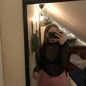 Svart mesh topp - En väldigt snygg och festlig mesh topp som är i nästintill nyskick, är i storlek L men skulle säga att den är som en M💓💓
