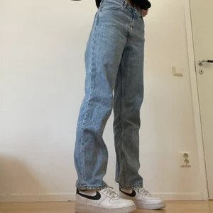 Monki blå straight jeans - Säljer dessa skitsnygga jeans då de inte används lika mycket längre. Jag är 170 cm lång och på mig har de lite lägre midja med långa raka ben. Nypris 400kr. 
