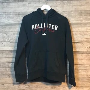 Hollister Hoodie storlek S - Svart Hollister hoodie i bra skick. Köparen står för frakten.