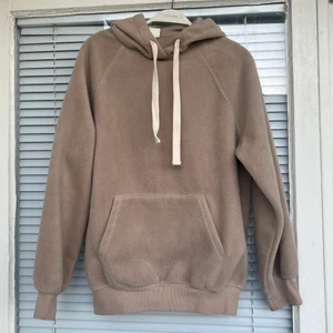 Hoodie/huvtröja - Fleece huvtröja från HM säljes i strl: XS (passar mig som är en normal S). Den är inte smutsig eller liknande, ljuset på bilden är lite knas.
