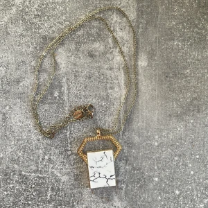 Halsband med ”marmor” - Superfint halsband med ”marmor” 