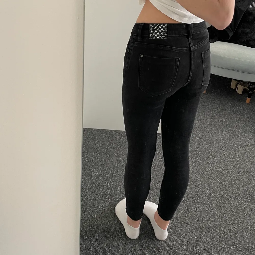 Svarta skinny jeans från zara. Lågmidjade. Längst ner är de kortare i fram än i bak vilket är en cool detalj. Använda, men inget som märks. Jag är 168. . Jeans & Byxor.
